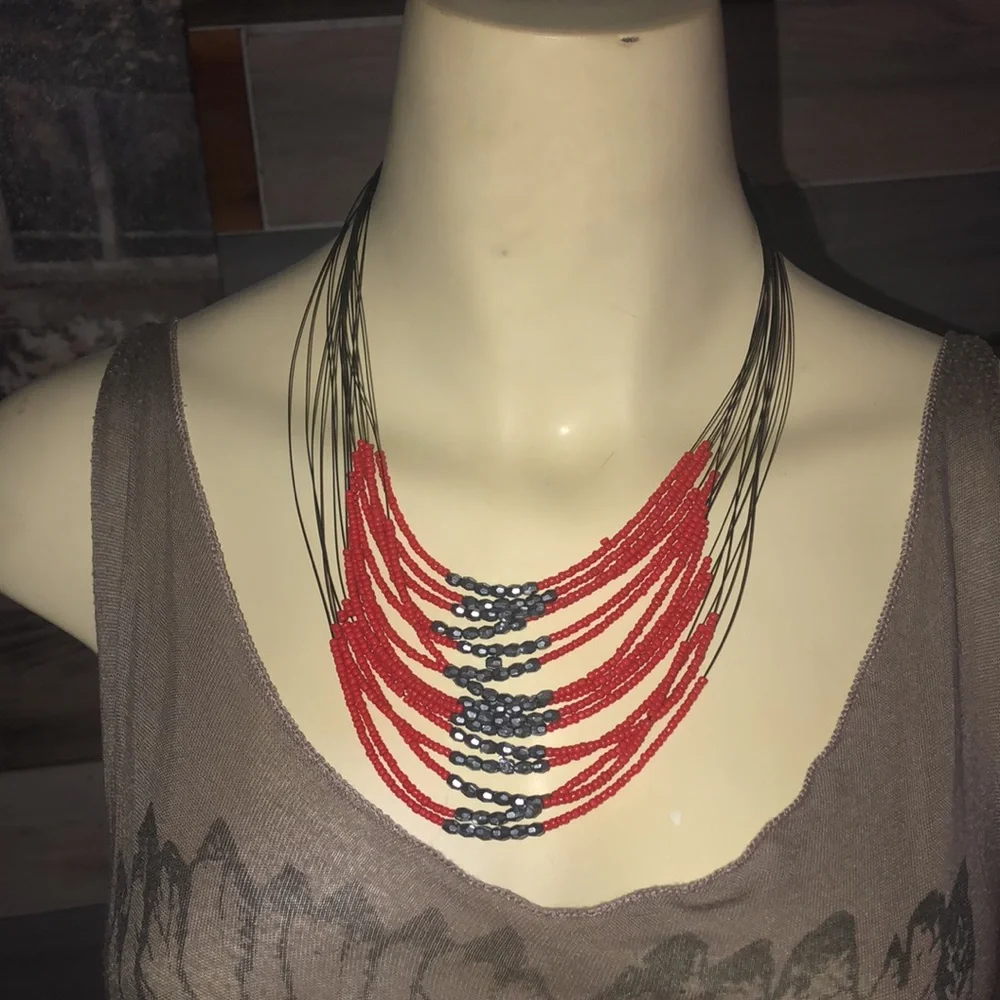 Statement Necklace with black and red small beads - Picture 5 of 10